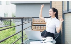 女性步入晚年，是否仍需职场拼搏以维持经济独立？