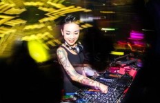 女DJ如何凭借音乐才华实现高收入？