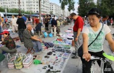 摆地摊卖什么最赚钱？新手必看的市场分析