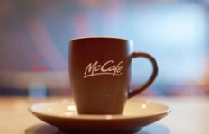 如何用英语表达‘那里’和‘那个杯子在那里’？