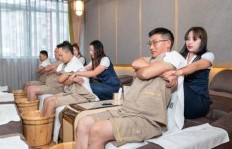 小伙下午为何选择外出兼职打工？背后有何原因？