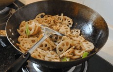 如何一边炒菜一边通过发视频实现赚钱？