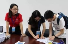 公务员如何兼顾本职与兼职舞蹈老师的双重身份？