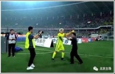 运动员如何通过接广告实现财富增长？
