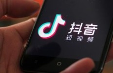 如何在QQ视频通话中刷抖音还能听到声音？