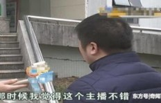 如何在QQ语音房查看礼物刷送情况及关注用户动态？