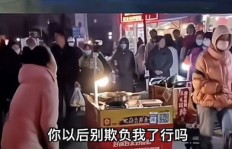 街边摆摊卖衣服真能赚钱吗？知乎网友热议经验分享