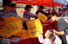 春节防金融诈骗、兼职陷阱有妙招？广州街访送反诈春联助你安心过年