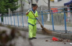 环卫工人在QQ群交流清理绿化带杂草经验吗？