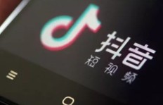 如何在QQ电话中刷抖音而不让另一方听到声音？