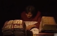74岁老人靠卖小吃谋生，背后有何故事？