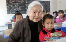 88岁高龄老人仍在卖农具谋生，背后有何故事？