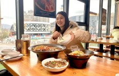 女生做探店美食博主能赚钱吗？