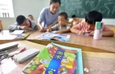 幼师兼职摆摊卖花，背后有何故事？