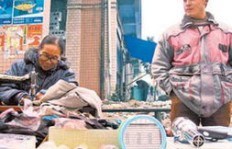 73岁老太摆地摊谋生，背后有何故事？