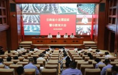 云南小龙潭监狱容纳多少服刑人员？其职能与任务是什么？