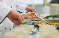 如何巧妙利用学校食堂实现盈利之道？