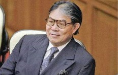 霍震霆在体育事业中是如何实现盈利的？