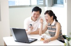 为何现代家庭中，妻子外出工作成为常态？