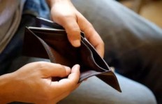 为何总是男性承担养家糊口的重任？家庭经济分工是否合理？