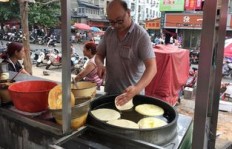 鸡蛋灌饼摊位真的能带来可观收入吗？经营秘诀大公开！