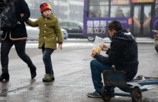 印度3岁孩童为何砸石头谋生？背后故事令人心酸