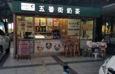 小区门口的奶茶摊为何如此受欢迎？这里的奶茶有什么特别之处吗？