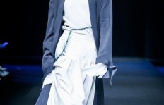 谁在幕后担任副业衣服模特的角色？
