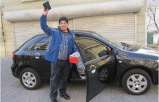 农民小伙为何选择买车跑运输来赚钱？