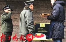 小伙子街头摆摊追梦，电影如何展现他的挣钱之路？