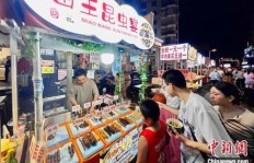 夜市摊位上卖什么商品最能吸引顾客赚钱？