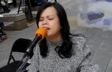 盲人街头卖唱，真的能靠歌声换取生活所需吗？