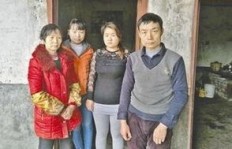 高一女生为何被迫辍学在家照顾弟弟，父亲竟不让读书？
