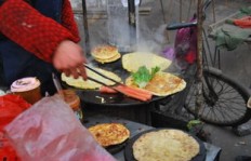 摆摊卖鸡蛋灌饼真的能赚钱吗？学生党和上班族适合这条路吗？