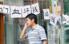 小伙子为何打工赚钱却选择扮成乞丐？背后有何隐情？