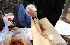 大哥在集市上卖小吃，真的能赚到钱吗？