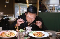 小伙如何在饭店吃饭过程中意外赚钱拍成电影？