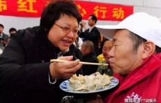 74岁老太为何仍坚持摆摊挣钱？背后有何故事？
