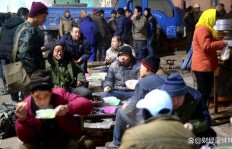 97岁高龄老人为何仍在街头摆摊谋生？