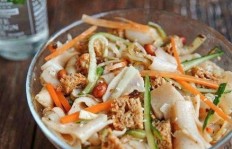在大街上卖凉皮，怎样做到既受欢迎又盈利？