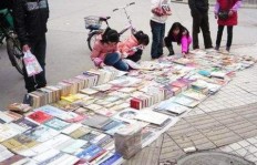 路边地摊卖什么最赚钱？选对商品轻松盈利的秘密是什么？