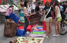 在校园摆摊，哪些商品最能吸引学生并带来高收益？