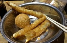 夜市摆摊炸小油条，真的能赚到钱吗？实操经验分享