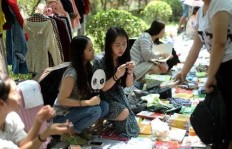 公园里的老人都在卖什么？哪种商品最赚钱？