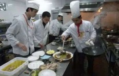聘请厨师经营饭店，能否实现盈利？