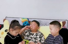 爸爸兼职工作后回家，这一幕你见过吗？感人瞬间曝光！