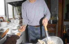情侣携手摆摊卖鸡爪，能否实现财富增长？
