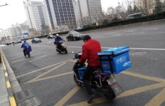 外卖小哥辛苦奔波，收入几何？真实情况让人深思