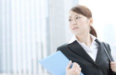 女性从事哪类职业能获得更高收入？