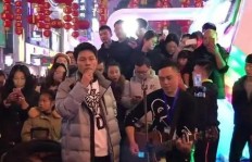 流浪歌手的财路何在？他们如何在街头巷尾赚取生活费用？